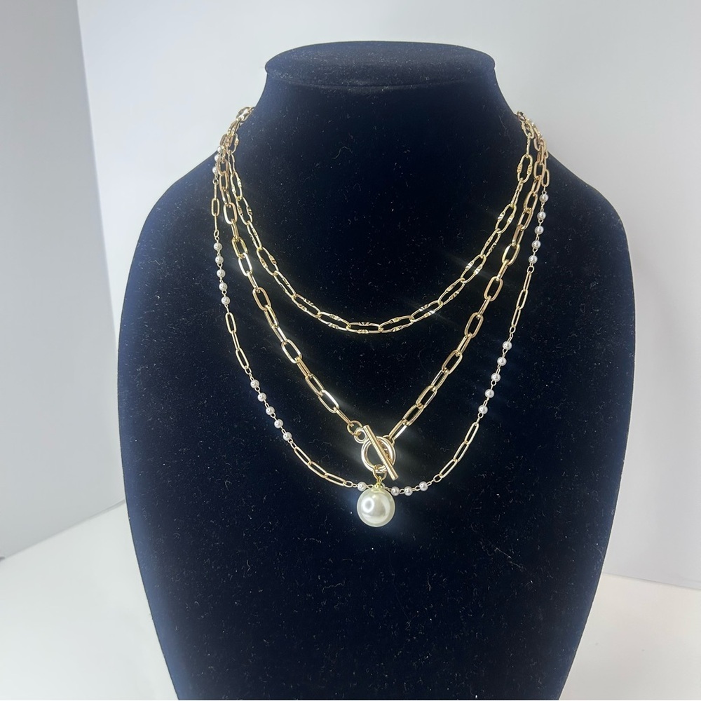 Elegant Gold Layered Necklace - Picture 3 of 11